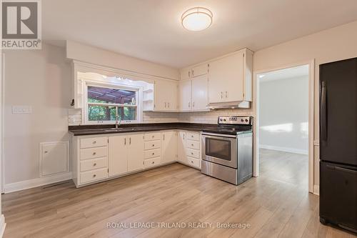 585 Victoria Street, Strathroy-Caradoc (Ne), ON - Indoor Photo Showing Kitchen