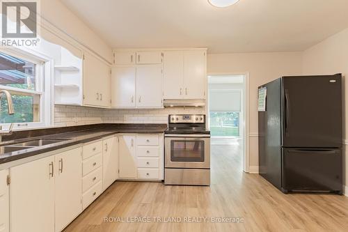 585 Victoria Street, Strathroy-Caradoc (Ne), ON - Indoor Photo Showing Kitchen With Double Sink