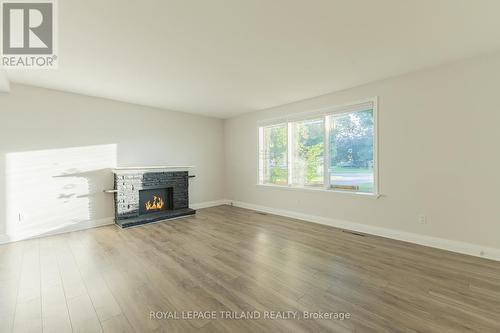 585 Victoria Street, Strathroy-Caradoc (Ne), ON - Indoor Photo Showing Living Room With Fireplace