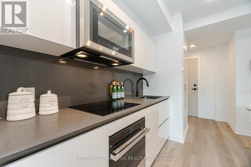 601 - 327 King Street W, Toronto, ON - Indoor Photo Showing Kitchen