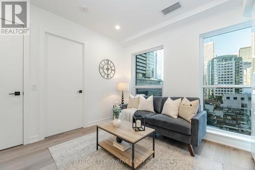 601 - 327 King Street W, Toronto, ON - Indoor Photo Showing Living Room