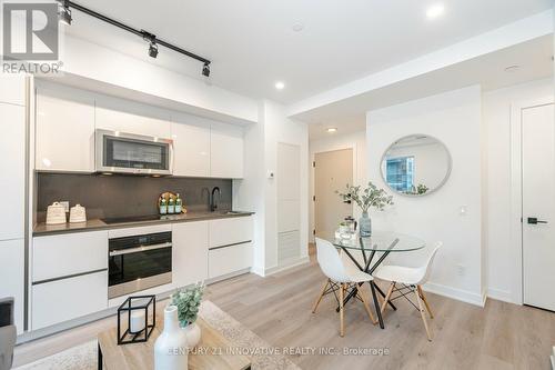 601 - 327 King Street W, Toronto, ON - Indoor Photo Showing Kitchen