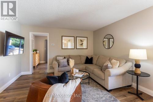 54 Hartsfield Drive, Clarington (Courtice), ON - Indoor Photo Showing Living Room