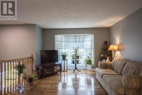 17 Pridham Crescent, Essa, ON - Indoor Photo Showing Living Room