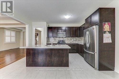 102 Walter English Drive, East Gwillimbury, ON - Indoor Photo Showing Kitchen