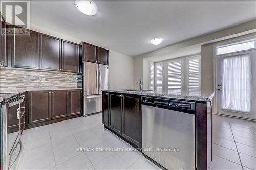 102 Walter English Drive, East Gwillimbury, ON - Indoor Photo Showing Kitchen With Upgraded Kitchen