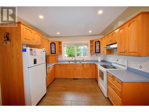 509 Hurry Avenue Nw, Cranbrook, BC - Indoor Photo Showing Kitchen With Double Sink