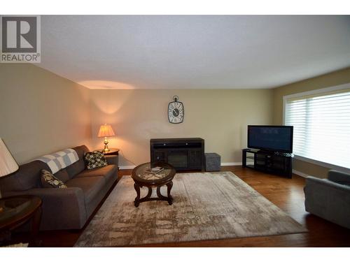 509 Hurry Avenue Nw, Cranbrook, BC - Indoor Photo Showing Living Room