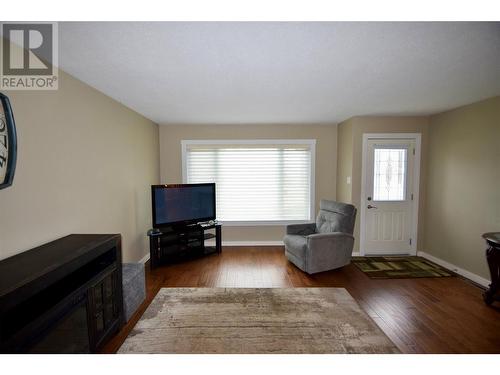 509 Hurry Avenue Nw, Cranbrook, BC - Indoor Photo Showing Living Room