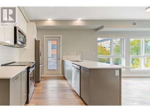 722 Valley Road Unit# 211, Kelowna, BC - Indoor Photo Showing Kitchen With Upgraded Kitchen