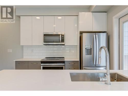 722 Valley Road Unit# 211, Kelowna, BC - Indoor Photo Showing Kitchen With Stainless Steel Kitchen With Double Sink With Upgraded Kitchen