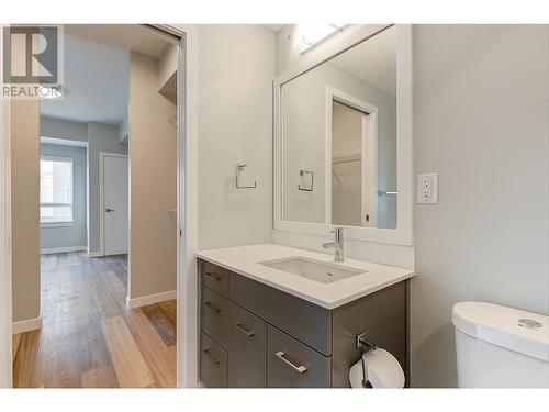 722 Valley Road Unit# 211, Kelowna, BC - Indoor Photo Showing Bathroom