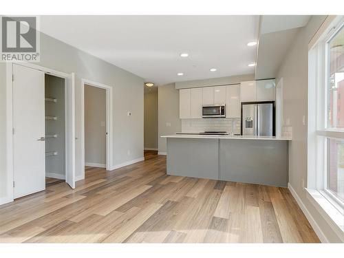 722 Valley Road Unit# 211, Kelowna, BC - Indoor Photo Showing Kitchen With Upgraded Kitchen