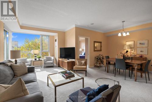 403 - 2662 Bloor Street W, Toronto, ON - Indoor Photo Showing Living Room