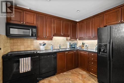 403 - 2662 Bloor Street W, Toronto, ON - Indoor Photo Showing Kitchen