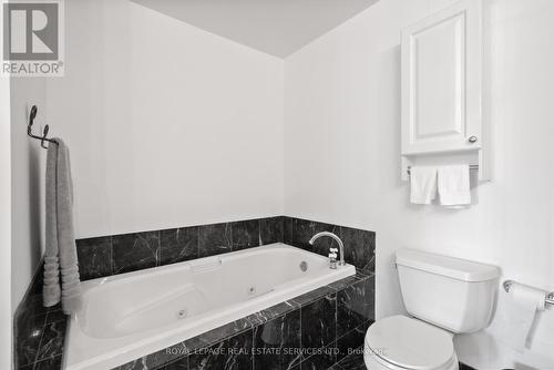 403 - 2662 Bloor Street W, Toronto, ON - Indoor Photo Showing Bathroom