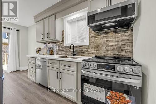 142 Ural Circle, Brampton, ON - Indoor Photo Showing Kitchen With Upgraded Kitchen