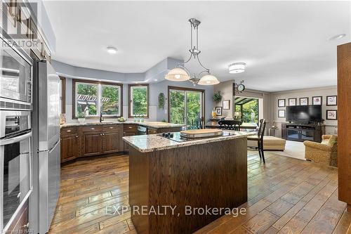 7091 Mount Forest Lane, Niagara Falls, ON - Indoor Photo Showing Kitchen