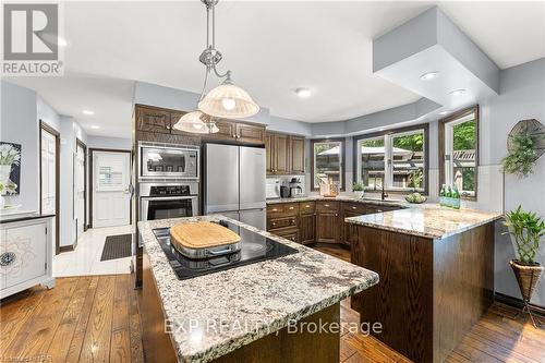 7091 Mount Forest Lane, Niagara Falls, ON - Indoor Photo Showing Kitchen With Upgraded Kitchen