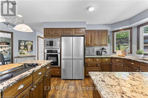 7091 Mount Forest Lane, Niagara Falls, ON - Indoor Photo Showing Kitchen With Double Sink