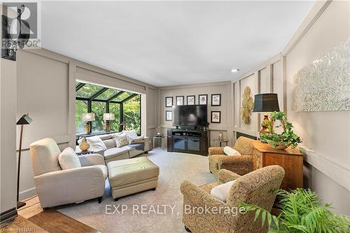 7091 Mount Forest Lane, Niagara Falls, ON - Indoor Photo Showing Living Room