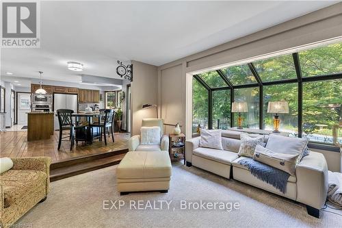 7091 Mount Forest Lane, Niagara Falls, ON - Indoor Photo Showing Living Room