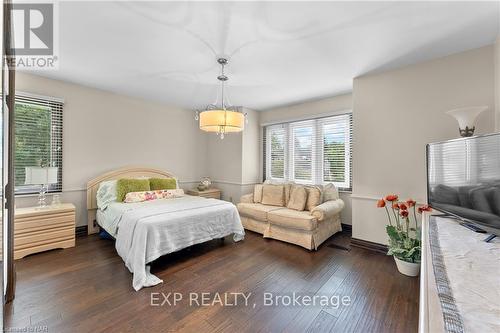 7091 Mount Forest Lane, Niagara Falls, ON - Indoor Photo Showing Bedroom