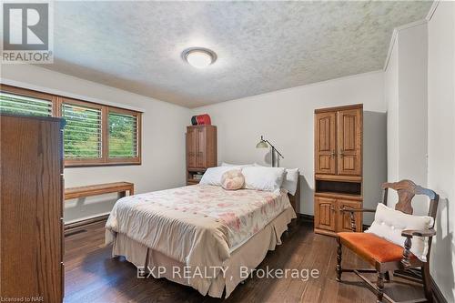 7091 Mount Forest Lane, Niagara Falls, ON - Indoor Photo Showing Bedroom