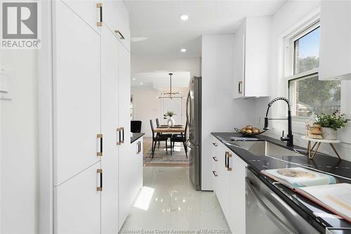 3521 Dominion Boulevard, Windsor, ON - Indoor Photo Showing Kitchen With Upgraded Kitchen