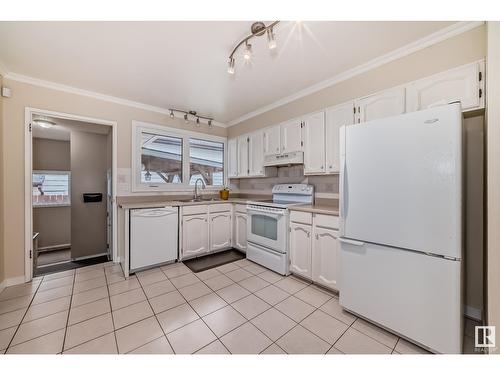 1712 48A St Nw, Edmonton, AB - Indoor Photo Showing Kitchen