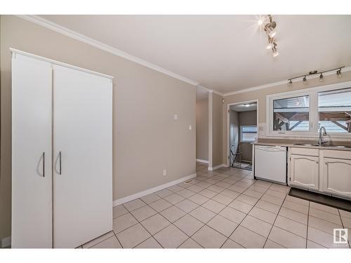 1712 48A St Nw, Edmonton, AB - Indoor Photo Showing Kitchen