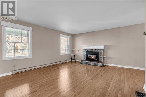 1505 Second Street E, Cornwall, ON - Indoor Photo Showing Living Room With Fireplace