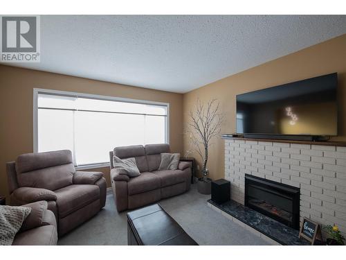 2324 Nechako Drive, Kamloops, BC - Indoor Photo Showing Living Room With Fireplace