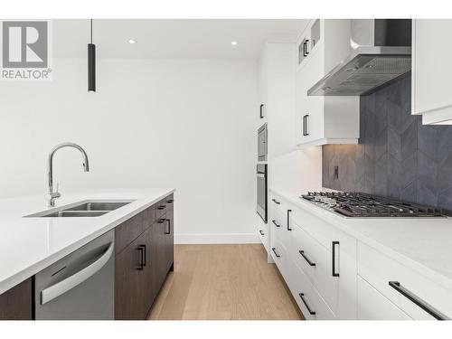 873 Melrose Street, Kelowna, BC - Indoor Photo Showing Kitchen With Double Sink With Upgraded Kitchen