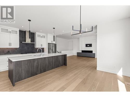 873 Melrose Street, Kelowna, BC - Indoor Photo Showing Kitchen With Upgraded Kitchen