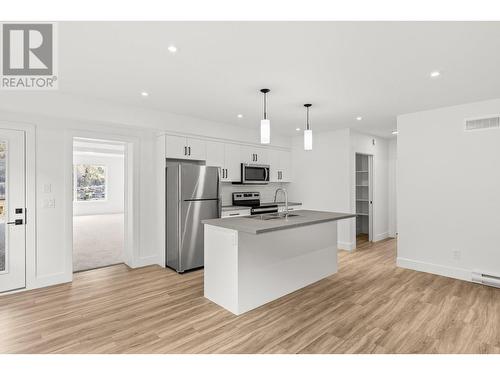 873 Melrose Street, Kelowna, BC - Indoor Photo Showing Kitchen