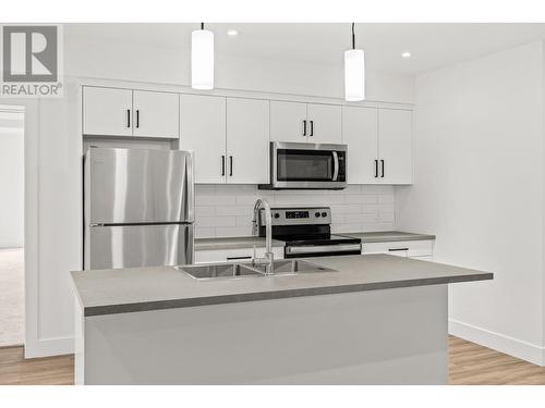 873 Melrose Street, Kelowna, BC - Indoor Photo Showing Kitchen With Double Sink With Upgraded Kitchen