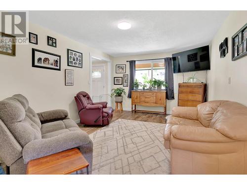 6877 Barnhartvale Road, Kamloops, BC - Indoor Photo Showing Living Room