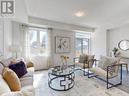 340 Okanagan Path, Oshawa, ON - Indoor Photo Showing Living Room