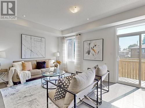 340 Okanagan Path, Oshawa, ON - Indoor Photo Showing Living Room