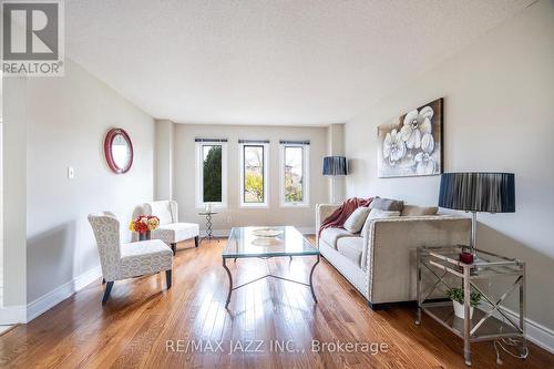 50 Squire Drive, Richmond Hill (Devonsleigh), ON - Indoor Photo Showing Living Room