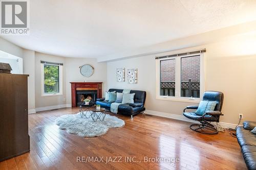 50 Squire Drive, Richmond Hill (Devonsleigh), ON - Indoor Photo Showing Living Room With Fireplace