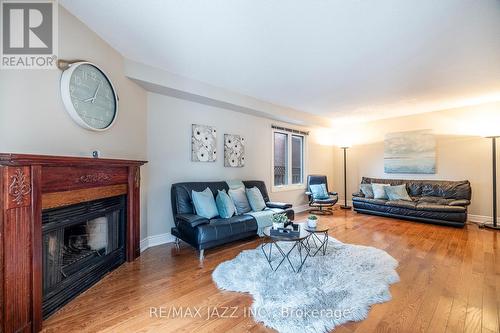 50 Squire Drive, Richmond Hill (Devonsleigh), ON - Indoor Photo Showing Living Room With Fireplace