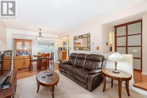 6017 Chidham Crescent, Mississauga, ON - Indoor Photo Showing Living Room