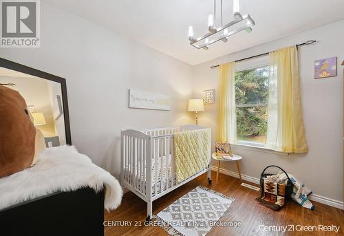 112 - 2149 Mountain Grove Avenue, Burlington, ON - Indoor Photo Showing Bedroom