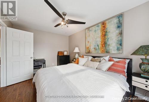 112 - 2149 Mountain Grove Avenue, Burlington, ON - Indoor Photo Showing Bedroom