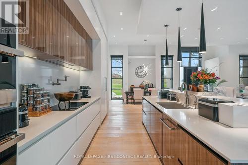 2761 Lockhart Road, Innisfil, ON - Indoor Photo Showing Kitchen With Upgraded Kitchen