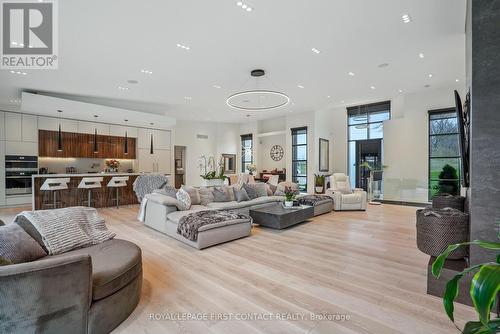 2761 Lockhart Road, Innisfil, ON - Indoor Photo Showing Living Room