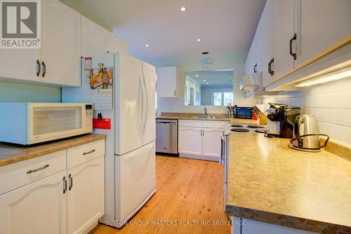 16 King'S Court, Loyalist (Bath), ON - Indoor Photo Showing Kitchen With Double Sink