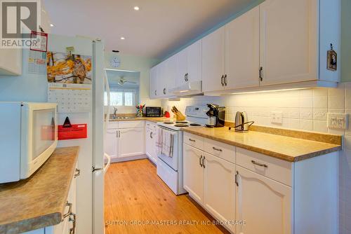 16 King'S Court, Loyalist (Bath), ON - Indoor Photo Showing Kitchen